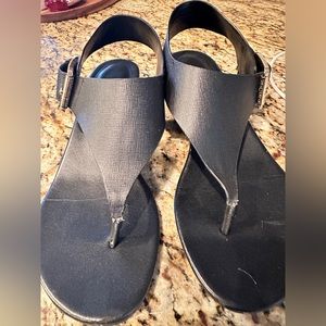 Michael Kors black thong sandals. Good condition. Size 8.